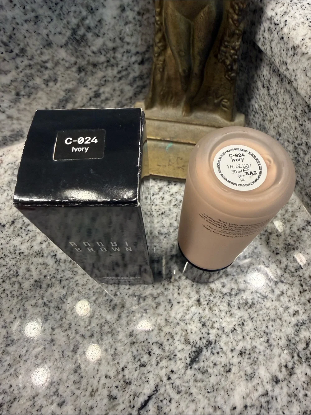 Bobbi Brown Weightless Skin Foundation in C-024 Ivory